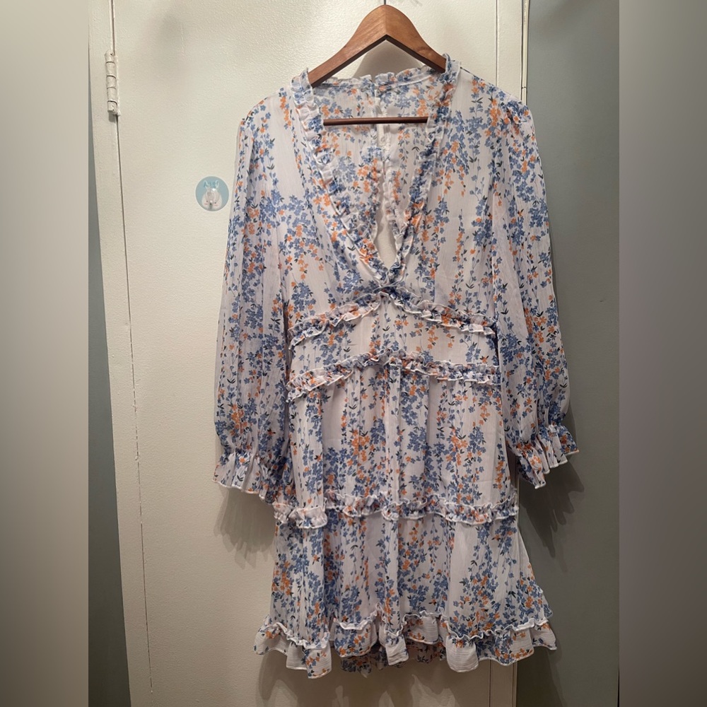 Casual Short Flowery Dress With Gorgeous Open Back And Long Sleeves. Size M
